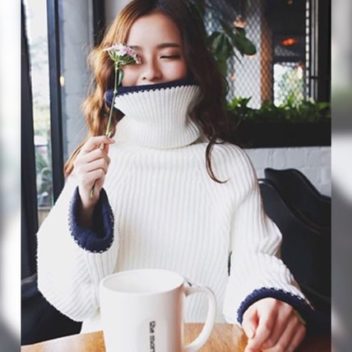 バイカラーのゆったりタートルセーター