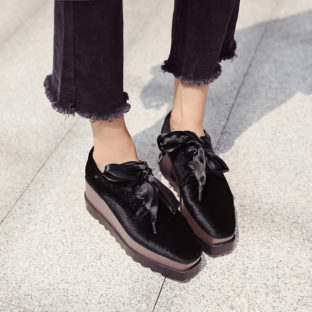 スクエアヘッド スェード リボン フラットシューズ