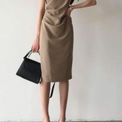 夏はすぐそこ？トレンドのシンプルコーデで大人スタイル