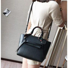 今のファッションにワンアクセント小物を取り入れませんか？