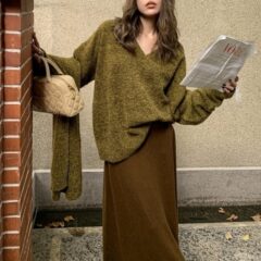 さりげなくセクシーに着こなせる♪ルーズなニットがちょうどいい