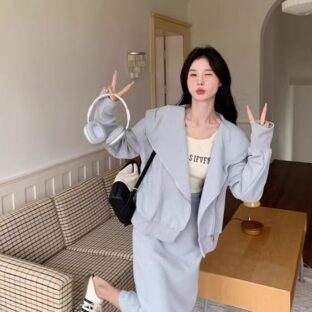 フード付きスウェットシャツとスカートの2点セット